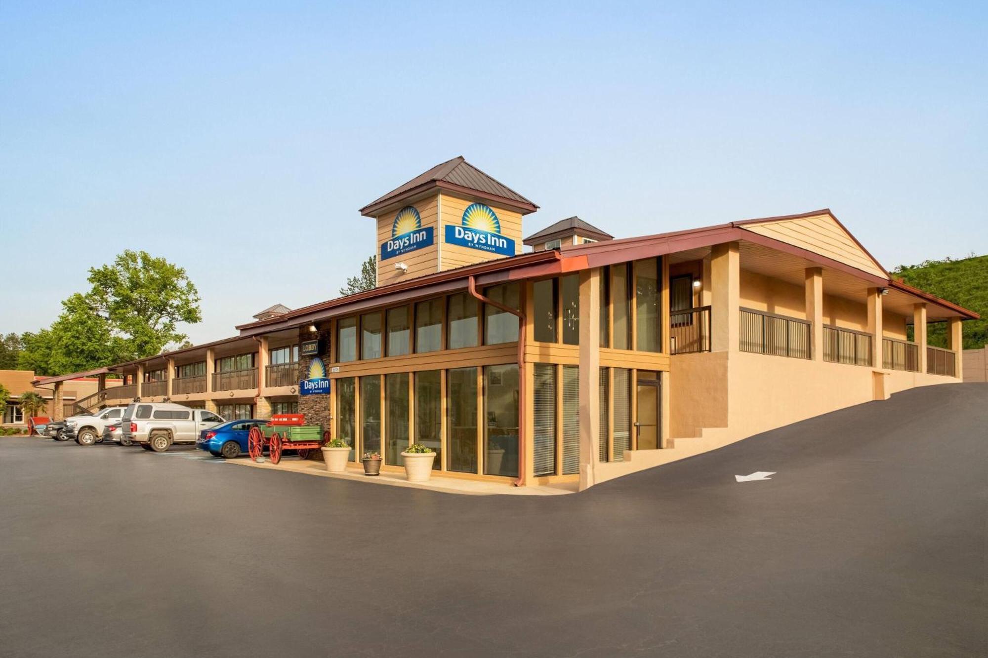 Where to Stay Near Red Top Mountain: 4 Best 3-Star Hotels