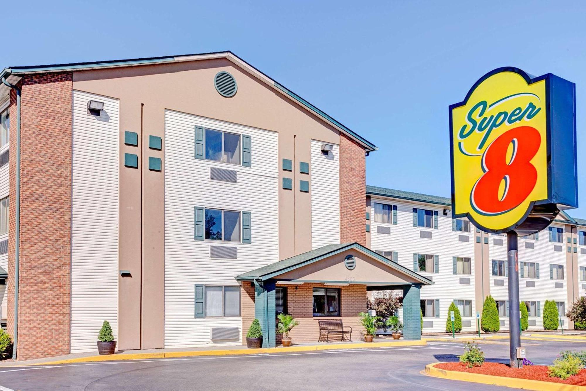 Staying Near Louisville Zoo: 5 Airport Hotels Compared