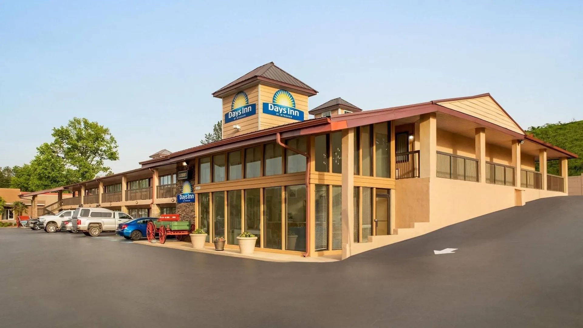 Where to Stay Near Red Top Mountain: 4 Best 3-Star Hotels