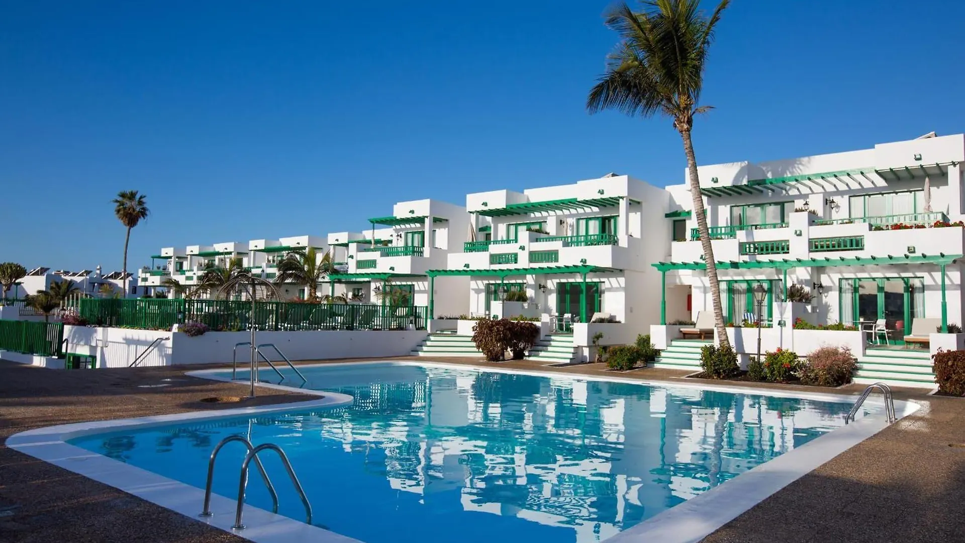 4 Smart Central Hotels Near Parroquia San Antonio Maria Claret Worth Booking