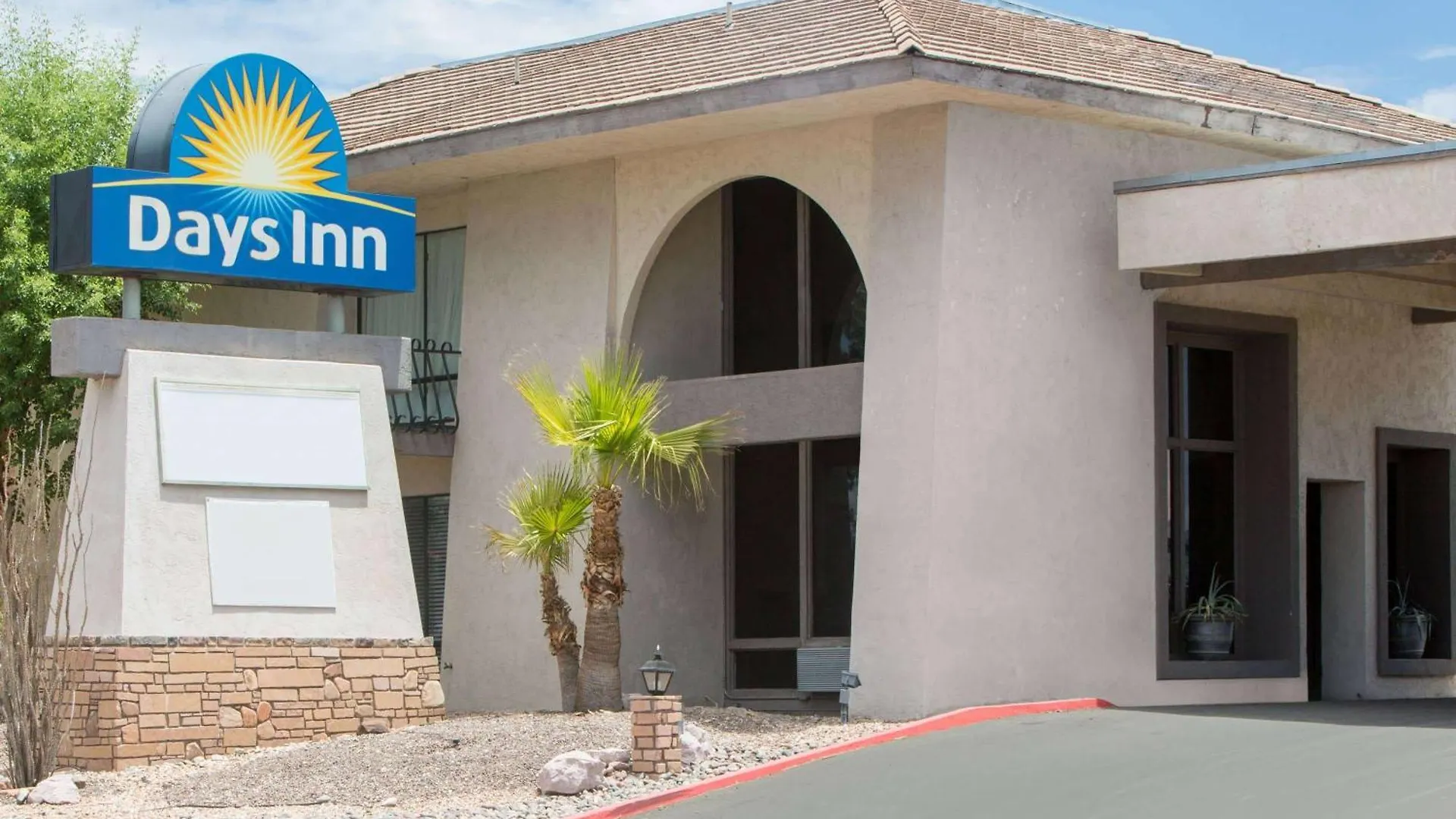 5 Budget Hotels Near Charles of Italy Beauty Clg Worth Booking