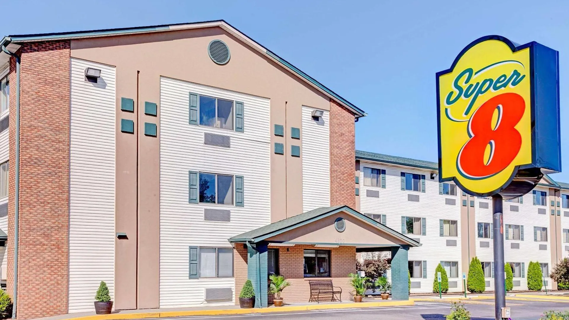 Staying Near Louisville Zoo: 5 Airport Hotels Compared