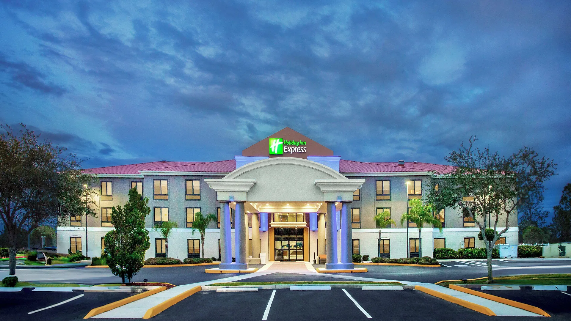 Staying in Sebring on a Budget: 2 Cheap Hotels Compared