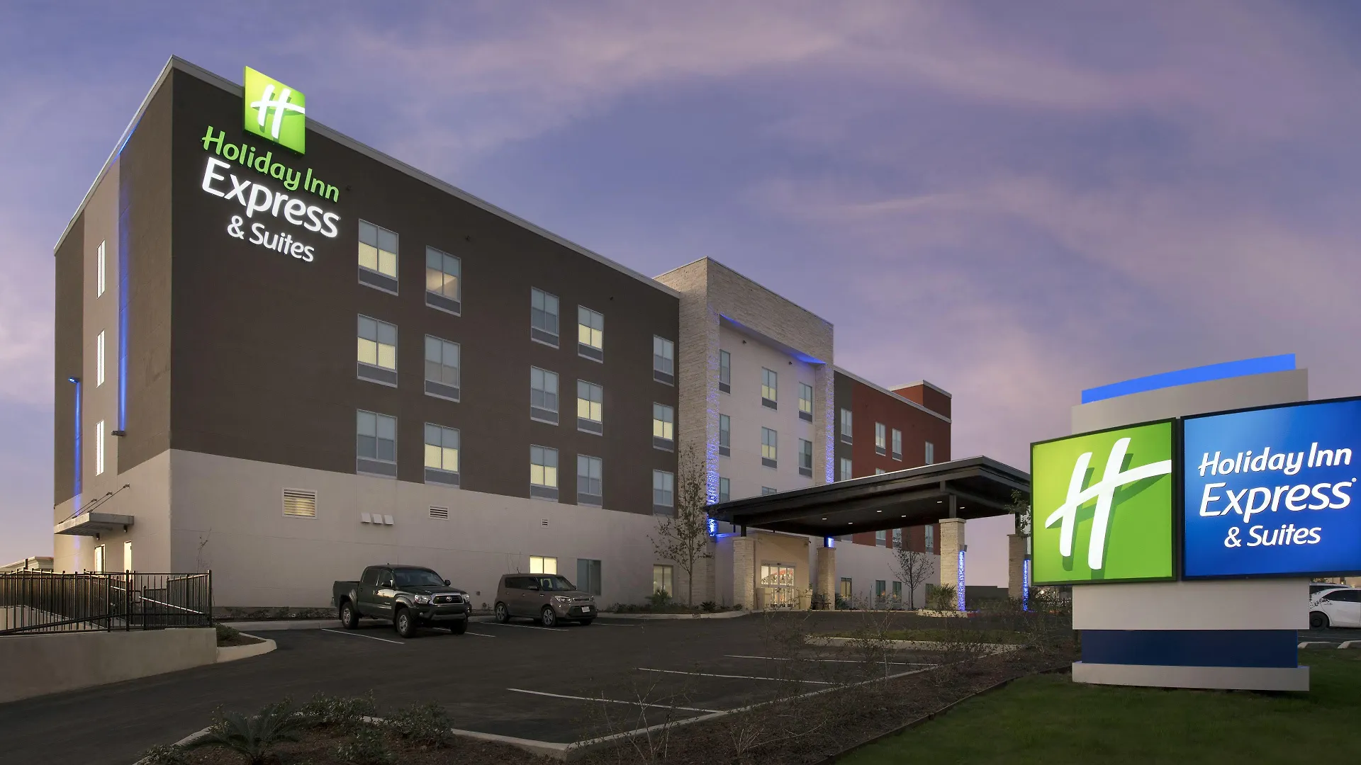 Staying Near SAT: 14 Airport Hotels in North San Antonio Compared