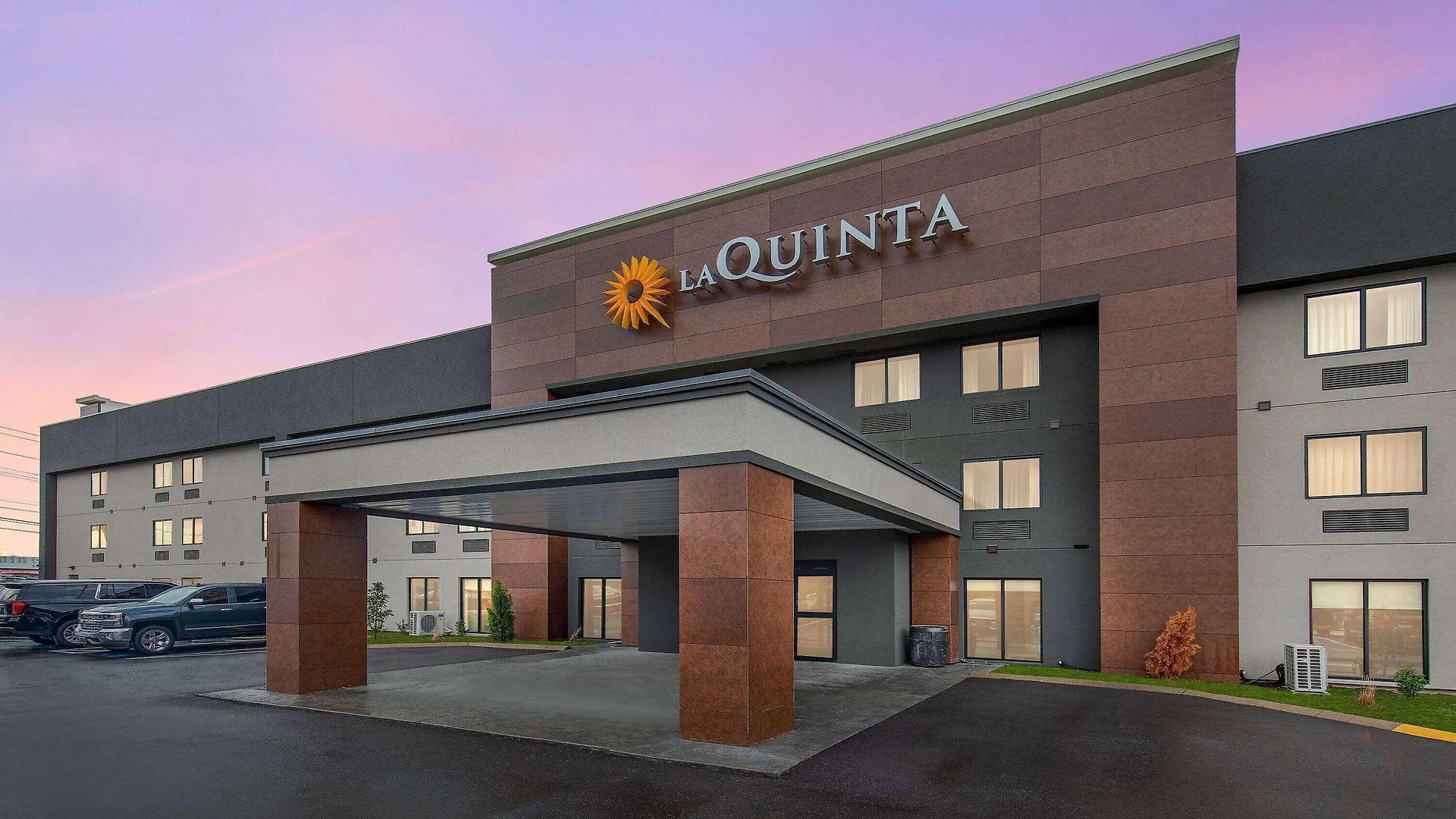 14 Smart Budget Hotels Near Lane Motor Museum Worth Booking