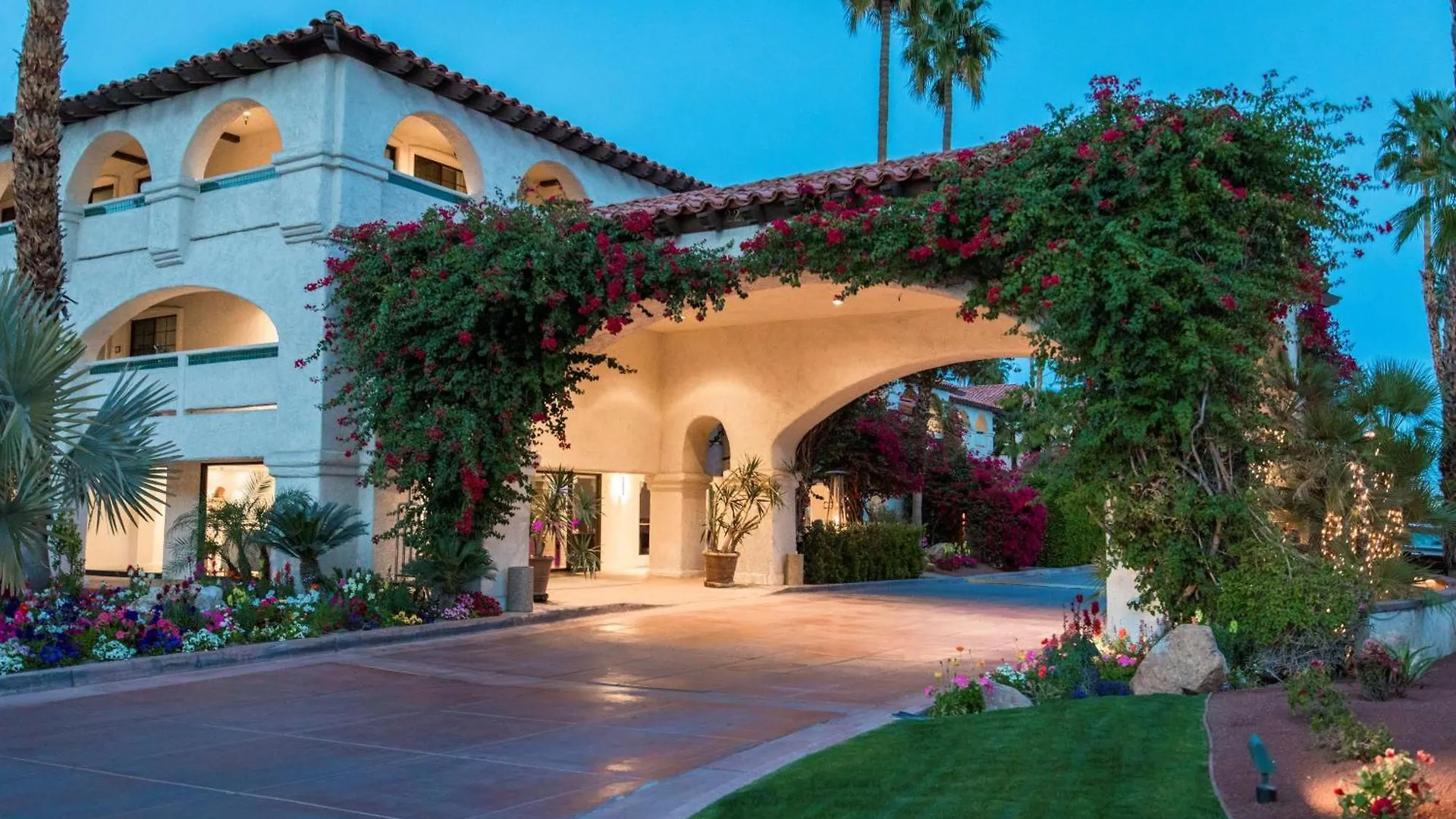 15 Airport Hotels Near Palm Springs Stadium That Deliver