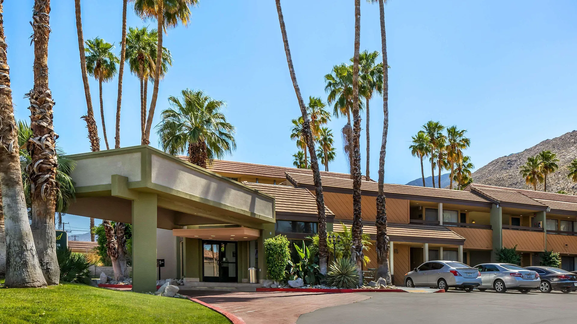 14 Airport Hotels Close to Desert Cities Real Est School, Palm Springs