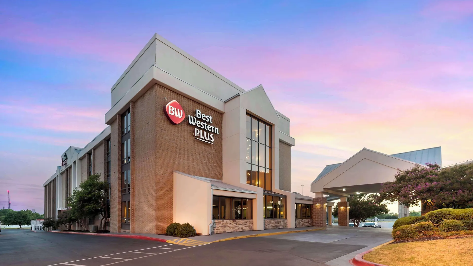 15 Smart Budget Hotels Near Texas State Cemetery Worth Booking