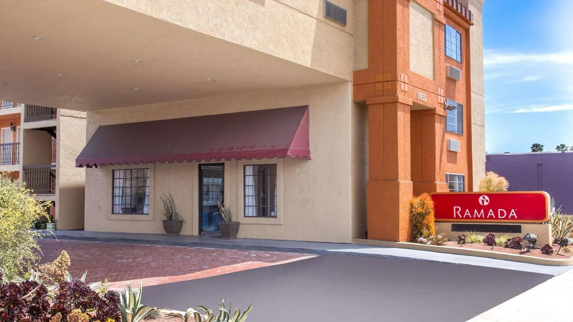 Where to Stay Near Museum of Jurassic Technology: 15 Best Business Hotels