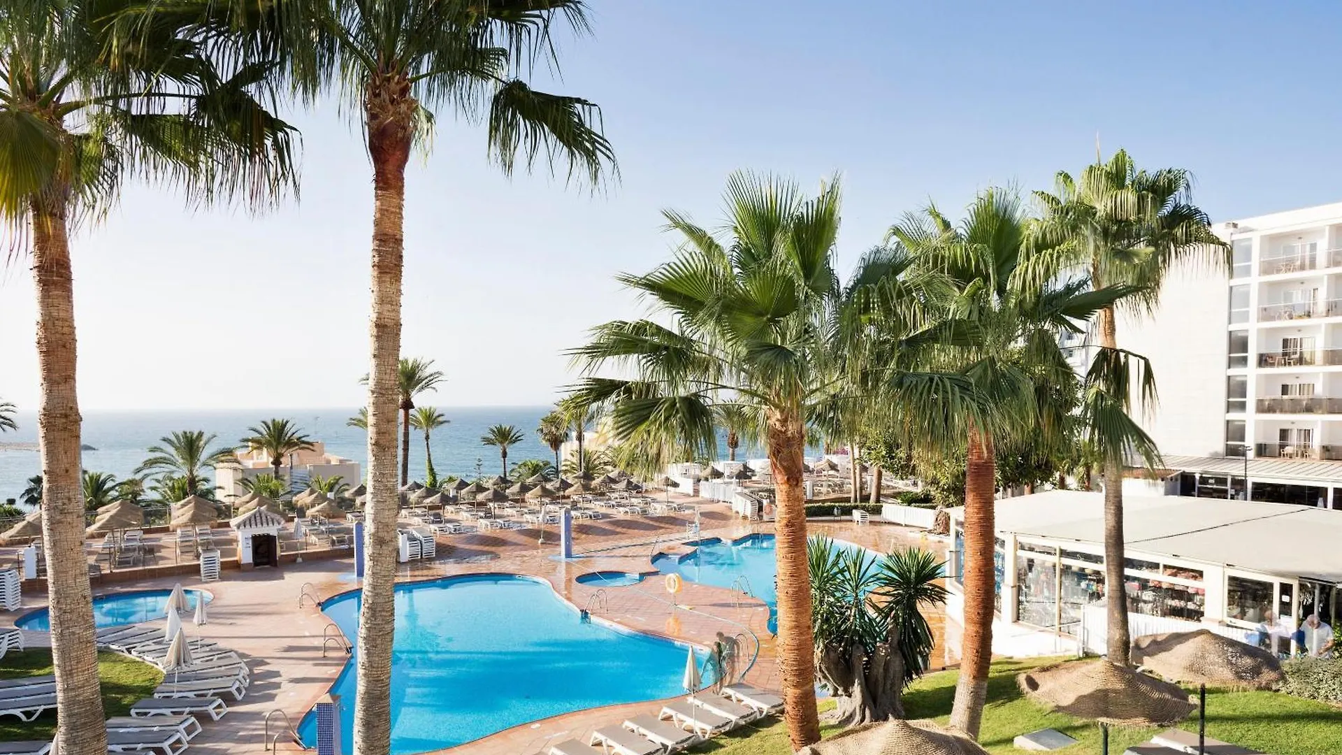 15 Smart Central Hotels Near Castillo Colomares Worth Booking