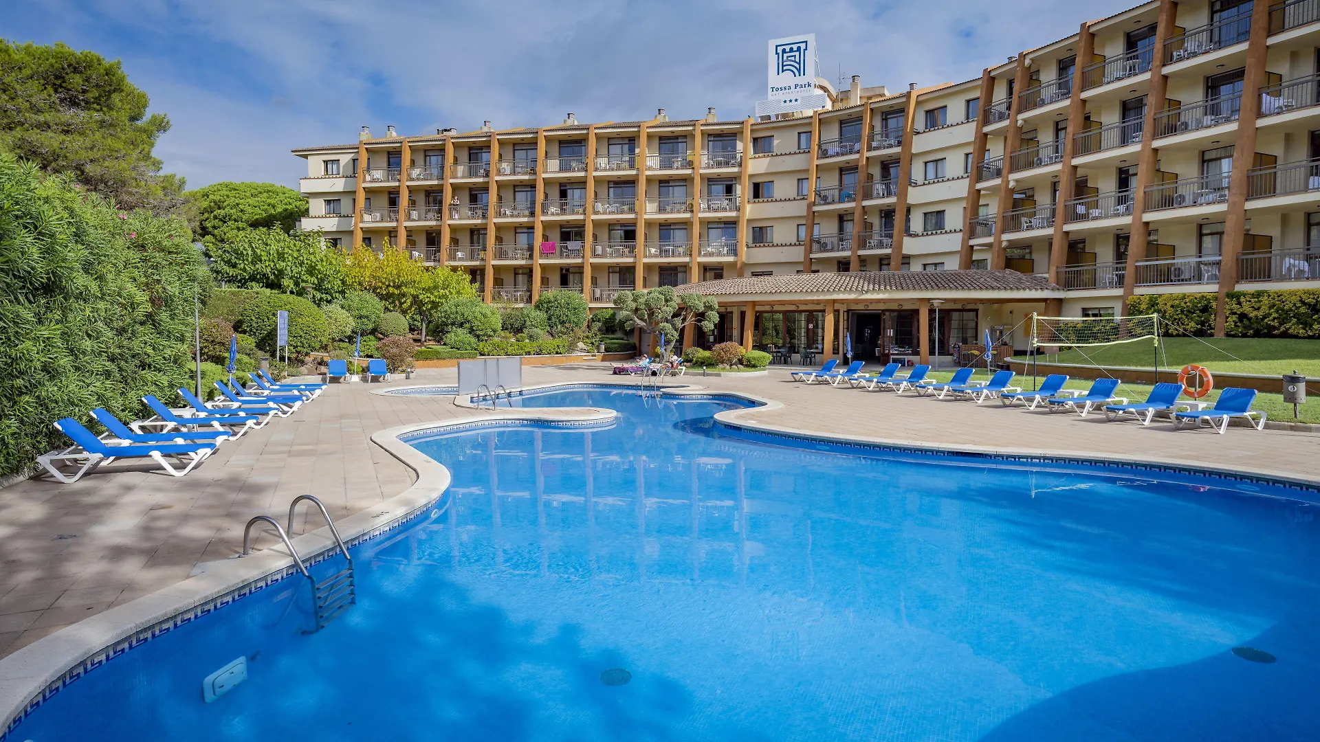 7 Central Hotels Near Modernist Cemetery for a Lloret Base