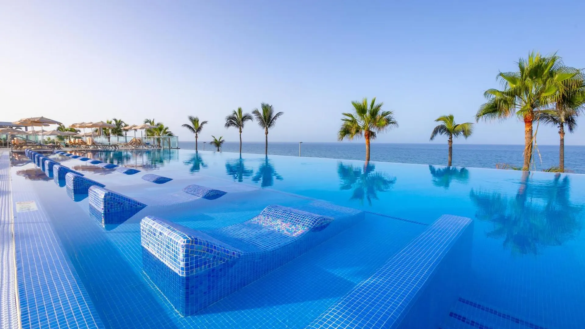 Where to Stay Near Maspalomas Lighthouse: 7 Family Hotels Ranked