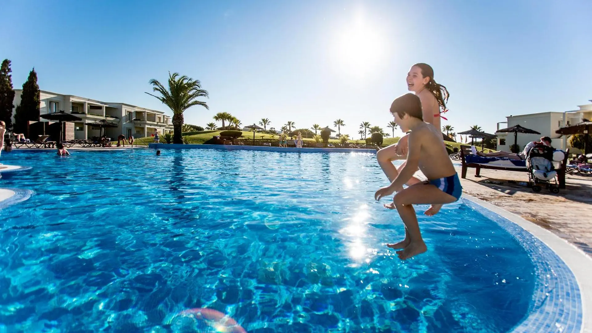 Staying Near Novo Sancti Petri Golf: 5 Romantic Hotels Compared