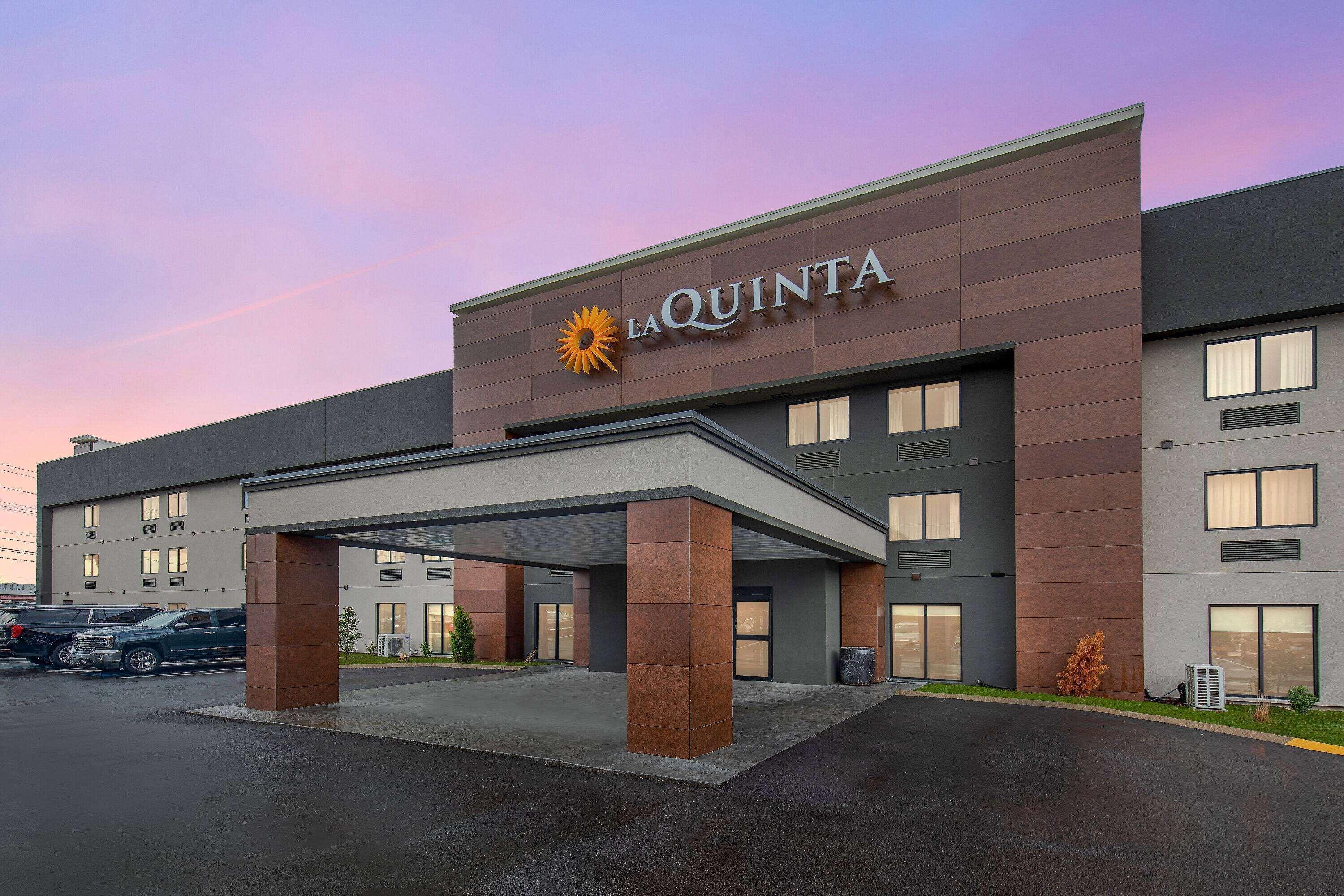 14 Smart Budget Hotels Near Lane Motor Museum Worth Booking