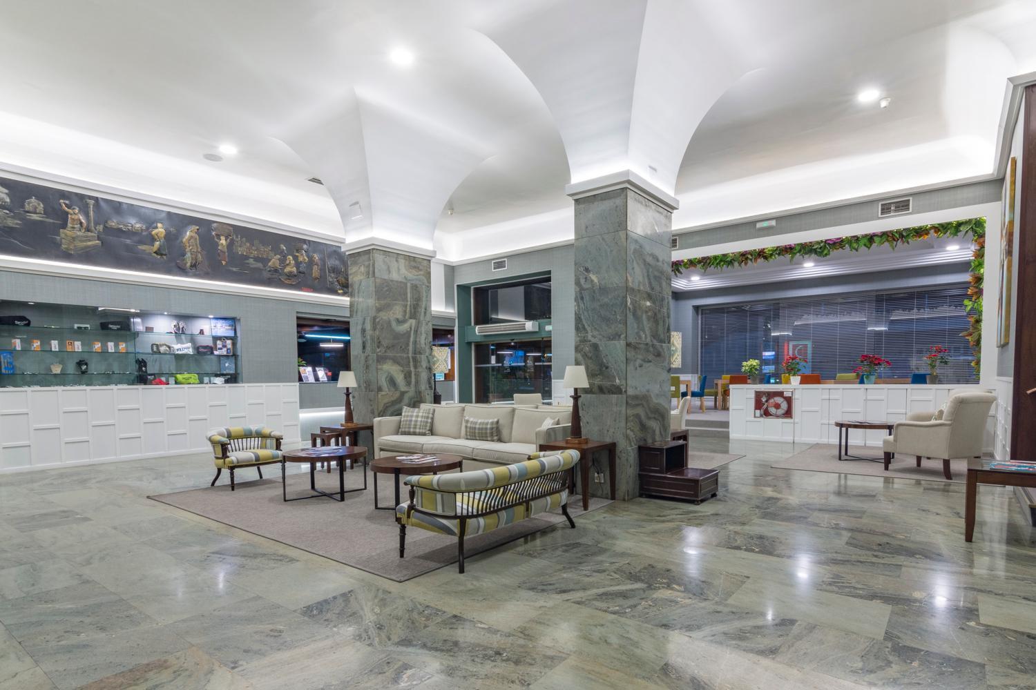Staying Near Castelo Real: 4 Airport Hotels Compared